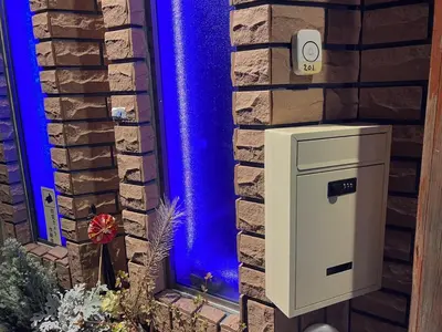 a mail box on the side of a building with a blue wall at \u677f\u6a4b\u99c5\u304b\u3089\u5f92\u6b692\u5206 3\u968e\u5efa\u3066\u548c\u5ba4\u3068\u30ed\u30d5\u30c8\u5b8c\u5099-\u7af9\u904a\u6797 in Tokyo