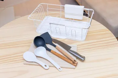 a bunch of utensils sitting on a table at \u30e1\u30be\u30f3\u30a2\u30eb\u30c7\u30d0\u30e9\u30f3 in Tokyo