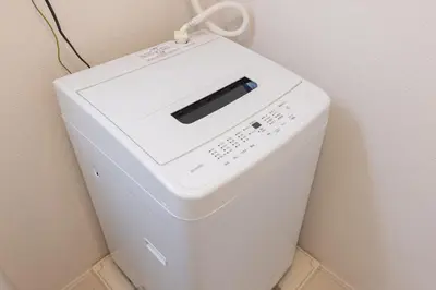 a white washing machine with a scale on top of it at \u30e1\u30be\u30f3\u30a2\u30eb\u30c7\u30d0\u30e9\u30f3 in Tokyo
