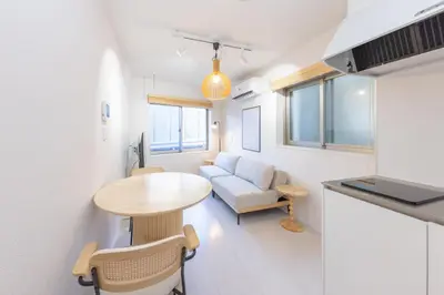 a small living room with a table and a couch at \u30e1\u30be\u30f3\u30a2\u30eb\u30c7\u30d0\u30e9\u30f3 in Tokyo