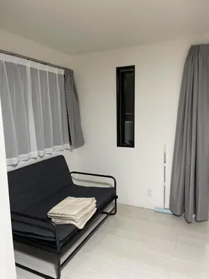 a hospital room with a bed and a window at Mark\u7684\u8db3\u7acb\u6c11\u5bbf in Tokyo
