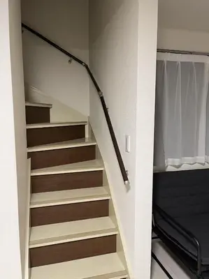 a staircase in a room with a bed at Mark\u7684\u8db3\u7acb\u6c11\u5bbf in Tokyo