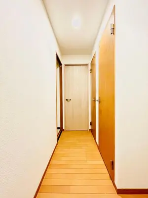 a hallway with a door and a wooden floor at suny503-SJ0008 in Tokyo