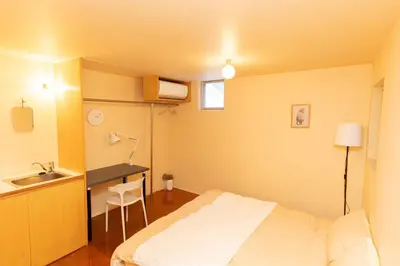 a bedroom with a bed and a sink and a desk at \u6c60\u888b\u8fd1\u304f\u5e83\u3005\u5feb\u9069\u306a\u4e00\u8ed2\u5bb6unbound in Tokyo