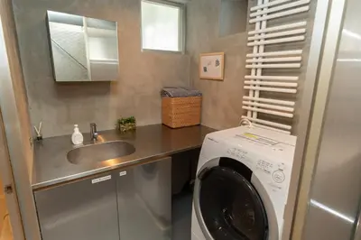 a small kitchen with a sink and a washing machine at \u6c60\u888b\u8fd1\u304f\u5e83\u3005\u5feb\u9069\u306a\u4e00\u8ed2\u5bb6unbound in Tokyo