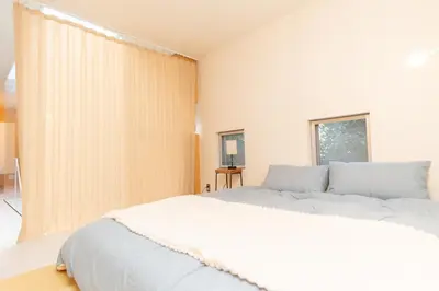 a bedroom with a white bed and a window at \u6c60\u888b\u8fd1\u304f\u5e83\u3005\u5feb\u9069\u306a\u4e00\u8ed2\u5bb6unbound in Tokyo