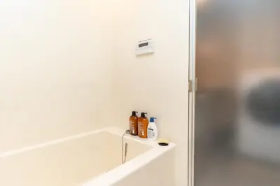 a white bathroom with bottles on a ledge at \u6c60\u888b\u8fd1\u304f\u5e83\u3005\u5feb\u9069\u306a\u4e00\u8ed2\u5bb6unbound in Tokyo