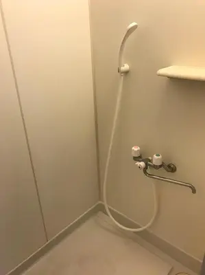 a bathroom with a hose hooked up to a wall at \u65b0\u5bbf\u6771\u4eac\u6696\u623f in Tokyo