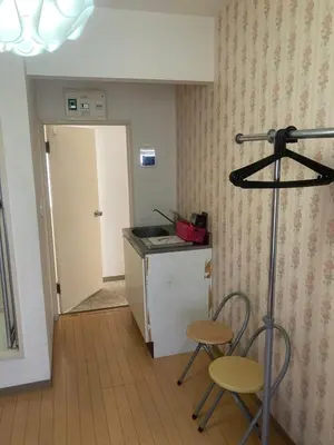 a kitchen with two chairs and a table and a counter at \u65b0\u5bbf\u6771\u4eac\u6696\u623f in Tokyo