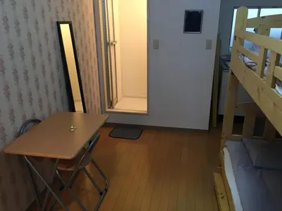 a small room with a table and a bunk bed at \u65b0\u5bbf\u6771\u4eac\u6696\u623f in Tokyo
