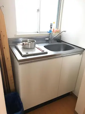 a kitchen counter with two pots and a sink at \u65b0\u5bbf\u6771\u4eac\u6696\u623f in Tokyo