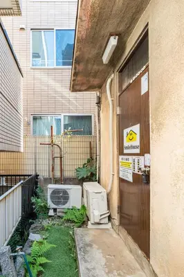 an outside side of a building with a air conditioner at \u30b9\u30de\u30a4\u30eb\u30cf\u30a6\u30b9 in Tokyo