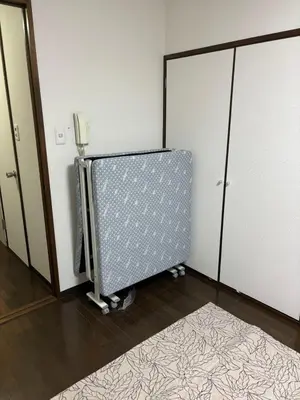 a room with two closets and a room with a radiator at \u5409\u5c4b-\u65b0\u5bbf in Tokyo