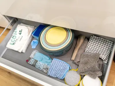 a drawer filled with dishes and plates and other items at \u6d45\u8349\u8907\u5f0f\u516c\u5bd3 \u6c11\u5bbf \u6700\u592710\u4eba \u6d45\u8349 \u6d45\u8349\u5bfa in Tokyo