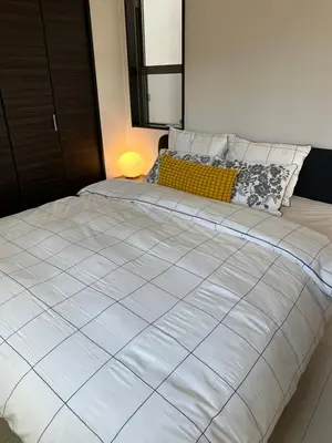 a large white bed in a bedroom with a lamp at Mark\u7684\u8db3\u7acb\u6c5f\u5317\u7ad9\u6c11\u5bbf in Tokyo