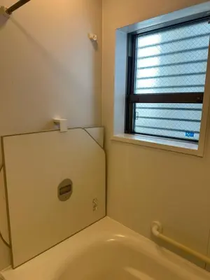 a bathroom with a bath tub with a window at Mark\u7684\u8db3\u7acb\u6c5f\u5317\u7ad9\u6c11\u5bbf in Tokyo