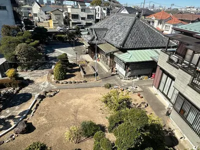 an aerial view of a building with a yard at Mark\u7684\u8db3\u7acb\u6c5f\u5317\u7ad9\u6c11\u5bbf in Tokyo