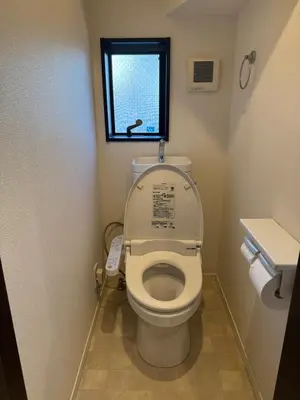 a small bathroom with a toilet with a window at Mark\u7684\u8db3\u7acb\u6c5f\u5317\u7ad9\u6c11\u5bbf in Tokyo