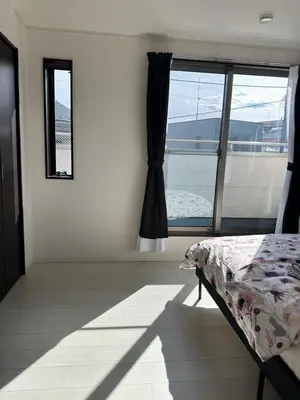 a bedroom with a bed and a window at Mark\u7684\u8db3\u7acb\u6c5f\u5317\u7ad9\u6c11\u5bbf in Tokyo