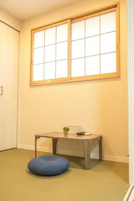 a room with a table and a window at \u548c\u306e\u5bbf\u30db\u30c6\u30ebYamatoinn Akihabara#201 in Tokyo