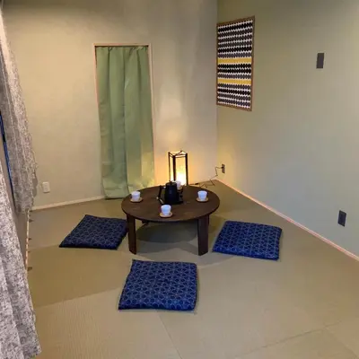 a room with a table and four blue mats at HOTEL PRELE Shinkan \u30db\u30c6\u30eb\u30d7\u30ec\u30fc\u30eb\u65b0\u9928 in Tokyo
