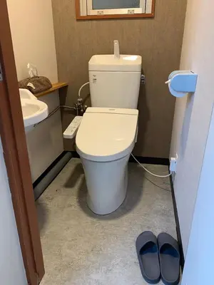 a bathroom with a toilet and a sink and a pair of shoes at HOTEL PRELE Shinkan \u30db\u30c6\u30eb\u30d7\u30ec\u30fc\u30eb\u65b0\u9928 in Tokyo
