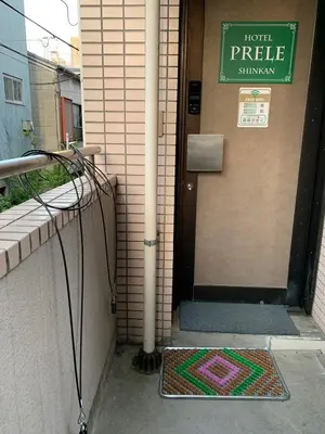 a door with a mosaic mat in front of it at HOTEL PRELE Shinkan \u30db\u30c6\u30eb\u30d7\u30ec\u30fc\u30eb\u65b0\u9928 in Tokyo