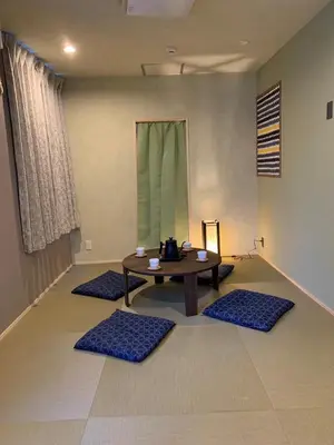 a room with a table and four blue mats at HOTEL PRELE Shinkan \u30db\u30c6\u30eb\u30d7\u30ec\u30fc\u30eb\u65b0\u9928 in Tokyo