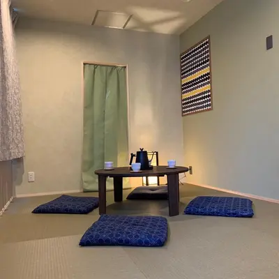 a room with a table with blue mats in it at HOTEL PRELE Shinkan \u30db\u30c6\u30eb\u30d7\u30ec\u30fc\u30eb\u65b0\u9928 in Tokyo