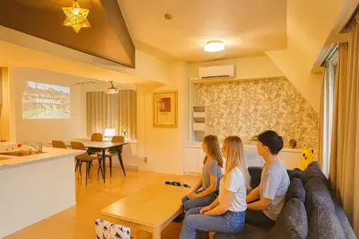 a group of people sitting on a couch in a living room at OPEN#\uc2e0\uc8fc\ucfe05\ubd84#\uc2dc\ubd80\uc57c10\ubd84#\ud3b8\uc758\uc8102\ubd84#\ucd5c\ub3009\uba85#\uace0\uae09\ud648#\uce68\uc2e43#\uc6b0\uc544\ud55c\uc9d1#114m2#\uce68\ub3005 in Tokyo