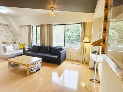 a living room with a couch and a table at OPEN#\uc2e0\uc8fc\ucfe05\ubd84#\uc2dc\ubd80\uc57c10\ubd84#\ud3b8\uc758\uc8102\ubd84#\ucd5c\ub3009\uba85#\uace0\uae09\ud648#\uce68\uc2e43#\uc6b0\uc544\ud55c\uc9d1#114m2#\uce68\ub3005 in Tokyo