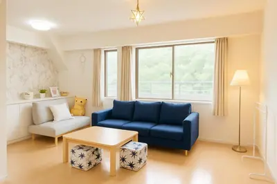 a living room with a blue couch and a table at OPEN#\uc2e0\uc8fc\ucfe05\ubd84#\uc2dc\ubd80\uc57c10\ubd84#\ud3b8\uc758\uc8102\ubd84#\ucd5c\ub3009\uba85#\uace0\uae09\ud648#\uce68\uc2e43#\uc6b0\uc544\ud55c\uc9d1#114m2#\uce68\ub3005 in Tokyo