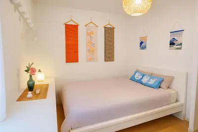 a small bedroom with a bed and a table at OPEN#\uc2e0\uc8fc\ucfe05\ubd84#\uc2dc\ubd80\uc57c10\ubd84#\ud3b8\uc758\uc8102\ubd84#\ucd5c\ub3009\uba85#\uace0\uae09\ud648#\uce68\uc2e43#\uc6b0\uc544\ud55c\uc9d1#114m2#\uce68\ub3005 in Tokyo