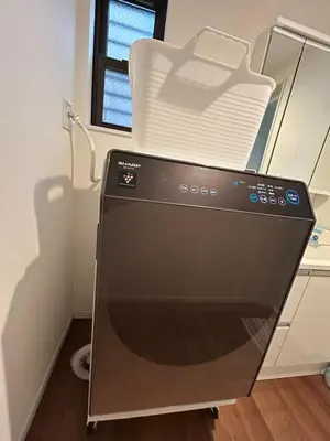 a dishwasher in a kitchen next to a window at Ueno new villa in Tokyo