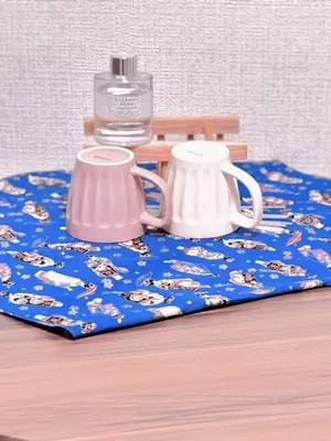 a table with two tea mugs on a blue tray at \u5409\u5c4b-\u65b0\u5bbf in Tokyo
