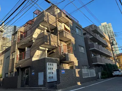 a building with scaffolding on the side of it at \u5409\u5c4b-\u65b0\u5bbf in Tokyo