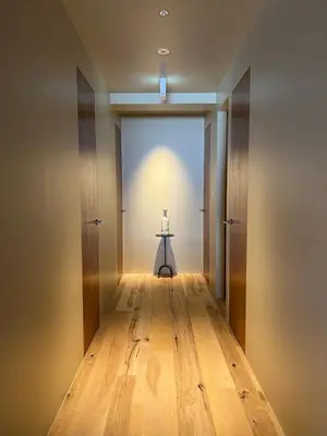 a hallway with a table in the middle of a room at \u30a2\u30f3\u30c9\u30b9\u30c6\u30a4\u6771\u5411\u5cf66\u4e01\u76ee2f in Tokyo