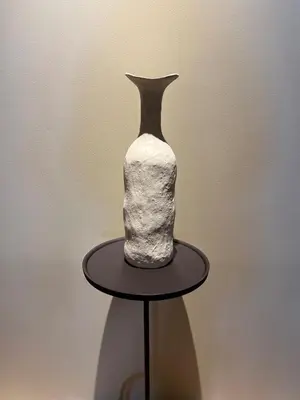 a black and white vase sitting on a table at \u30a2\u30f3\u30c9\u30b9\u30c6\u30a4\u6771\u5411\u5cf66\u4e01\u76ee2f in Tokyo