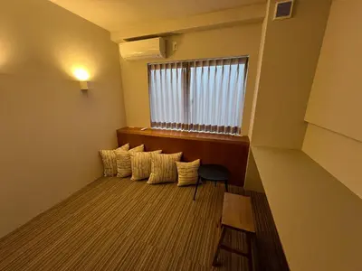 a waiting room with a row of pillows and a window at \u30a2\u30f3\u30c9\u30b9\u30c6\u30a4\u6771\u5411\u5cf66\u4e01\u76ee2f in Tokyo