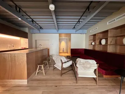 a salon with chairs and a bar in a room at \u30a2\u30f3\u30c9\u30b9\u30c6\u30a4\u6771\u5411\u5cf66\u4e01\u76ee2f in Tokyo