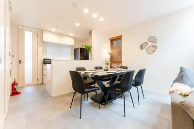 a dining room and kitchen with a table and chairs at STs\u7b39\u585a2\u4e01\u76ee in Tokyo