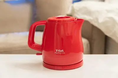 a red tea kettle sitting on a table at FRt\u6075\u6bd4\u5bff2\u4e01\u76ee303 in Tokyo