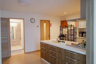a kitchen with a sink and a counter top at \u4f4d\u4e8e\u65b0\u6865\u76842\u5367\u5ba4\u516c\u5bd3 in Tokyo