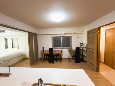 a room with a bed and a table and a bedroom at \u4f4d\u4e8e\u65b0\u6865\u76842\u5367\u5ba4\u516c\u5bd3 in Tokyo