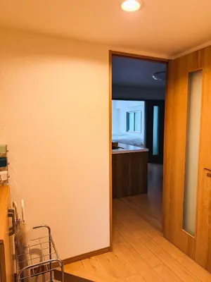 a room with a door leading to a bathroom at \u4f4d\u4e8e\u65b0\u6865\u76842\u5367\u5ba4\u516c\u5bd3 in Tokyo