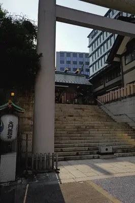 a set of stairs in a city with a building at \u4f4d\u4e8e\u65b0\u6865\u76842\u5367\u5ba4\u516c\u5bd3 in Tokyo