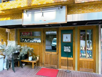 a store front with a sign above the door at \u4f4d\u4e8e\u65b0\u6865\u76842\u5367\u5ba4\u516c\u5bd3 in Tokyo