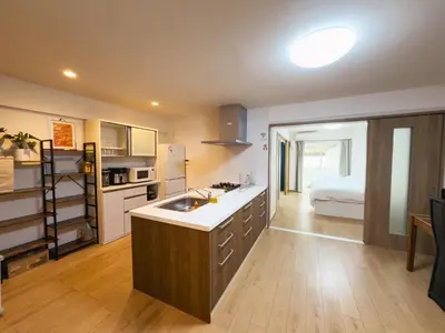 a kitchen with a sink and a room with a bed at \u4f4d\u4e8e\u65b0\u6865\u76842\u5367\u5ba4\u516c\u5bd3 in Tokyo