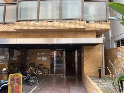 a building with bikes parked outside of a building at \u4f4d\u4e8e\u65b0\u6865\u76842\u5367\u5ba4\u516c\u5bd3 in Tokyo
