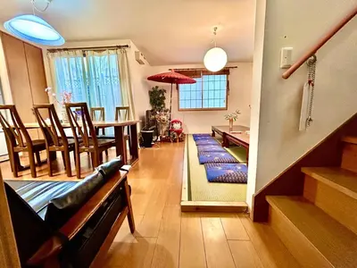 a living room with a table and a dining room at \u65b0\u5bbf\u4e00\u8ed2\u5bb6120\u5e73\u7c73 Jr\u65b0\u5927\u4e45\u4fdd\u99c5\u5f92\u6b693\u5206 \u6d74\u5ba42 \u30c8\u30a4\u30ec2 \u6b4c\u821e\u4f0e\u753a\u5f92\u6b6910\u5206 \u99d0\u8eca\u5834\u7121\u6599 in Tokyo